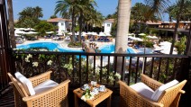 RESIDENCIA-POOL VIEW